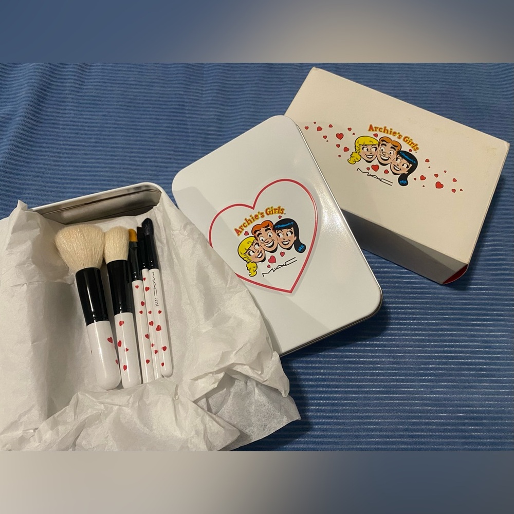 ❤️2013 • MAC Cosmetics: Limited-Edition Archie’s Girls Brush Kit!